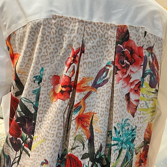 - CHICO’S NO-IRON Tropical Pleat-Back Shirt Size 2 Chico’s Size, US medium - Picture 5 of 10